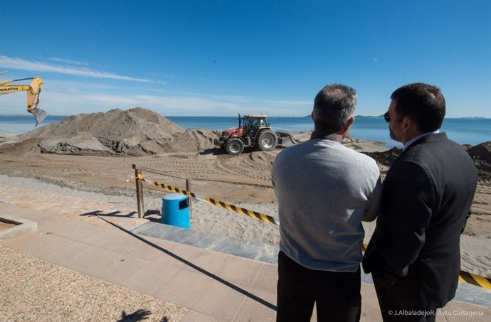 Empiezan a retirar los espigones de Los Urrutias