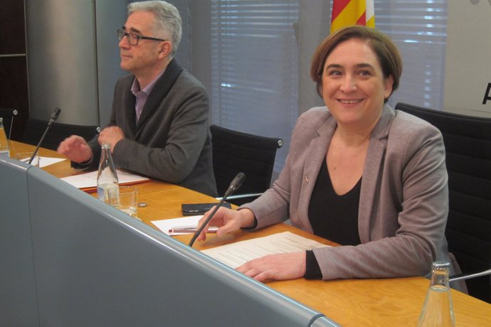La alcaldesa de Barcelona, Ada Colau, y el concejal de Vivienda, J.M. Montaner