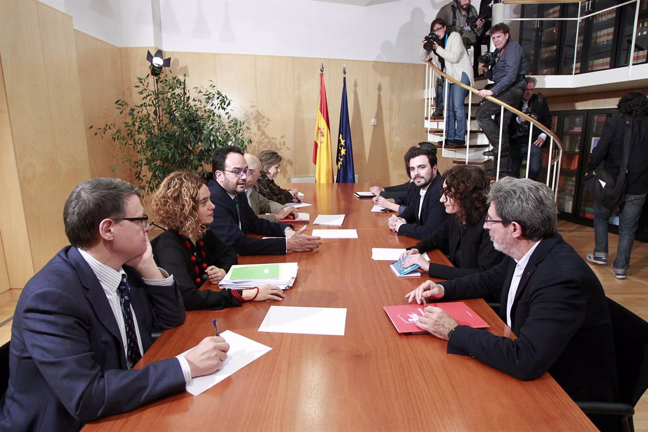 Alberto Garzón se reúne con los negociadores del PSOE