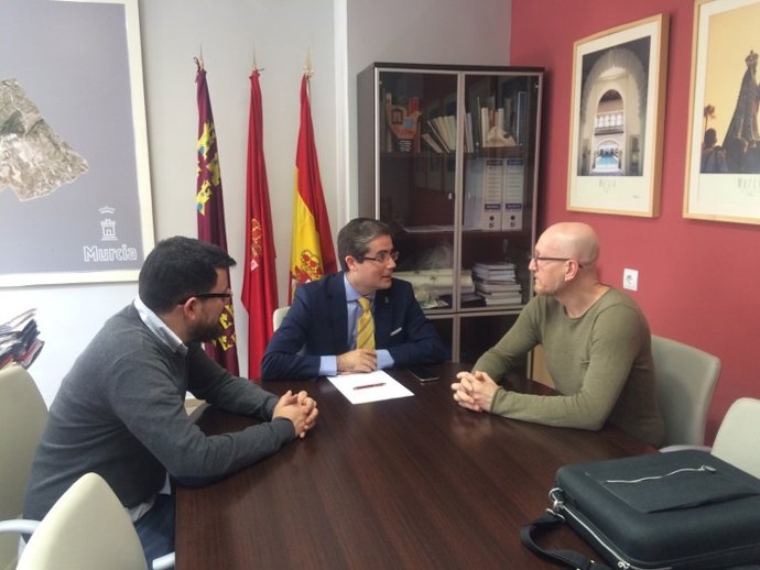 Pacheco con representantes de Murcia No te Prives y Consejo Local de Juventud