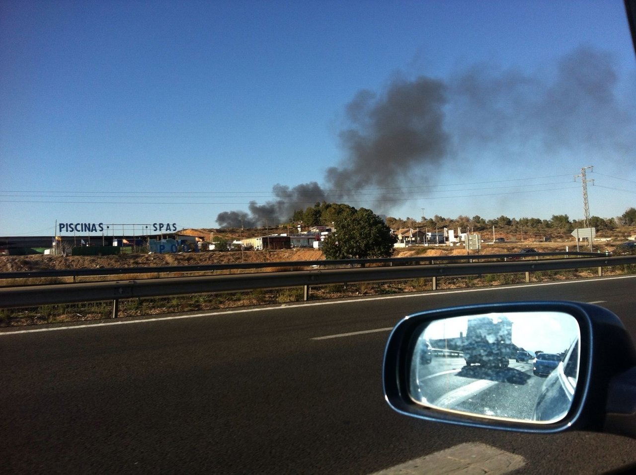 Imagen de la columna de humo que podía verse desde la carretera
