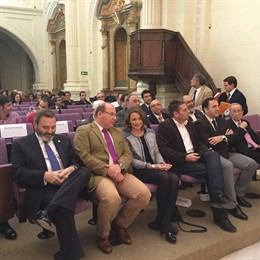 Cobo (c), en la inauguración del congreso sobre fiscalidad.