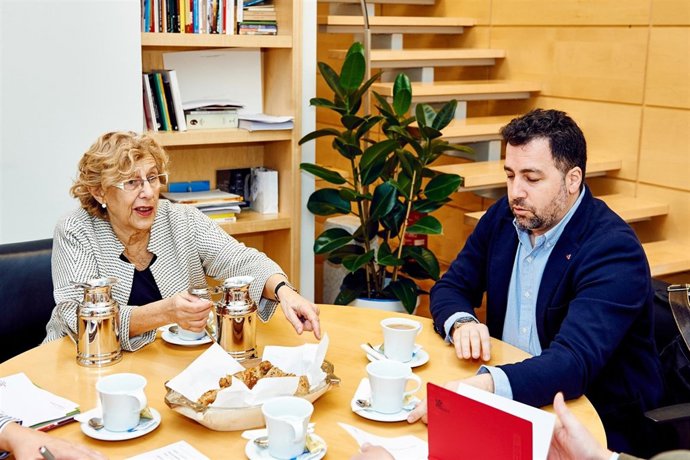 Manuela Carmena y Pedro del Cura en un desayuno de trabajo    