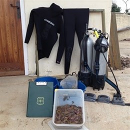 Material intervenido al cazador furtivo de gusanos de mar en Roses
