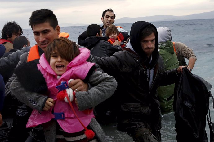 Refugiados desembarcan en la isla de Lesbos
