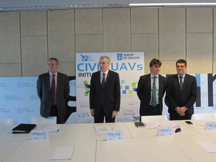 El conselleiro, junto a los representantes de Inaer e Indra