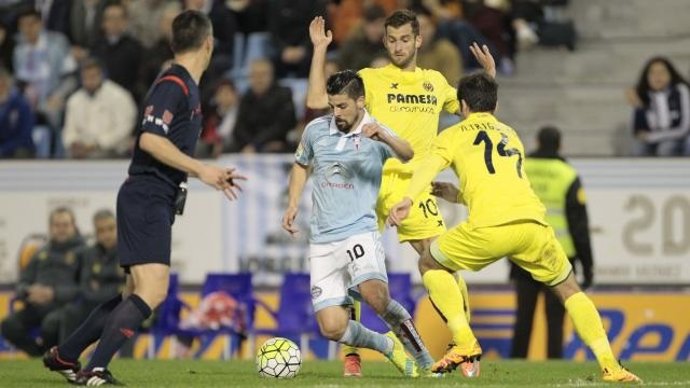 Nolito intenta regatear a varios jugadores del Villarreal