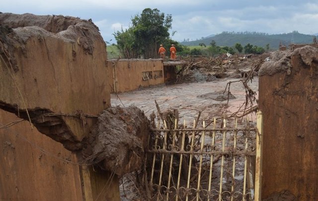 Samarco admite risco de rompimento de outras duas barragens em Mariana