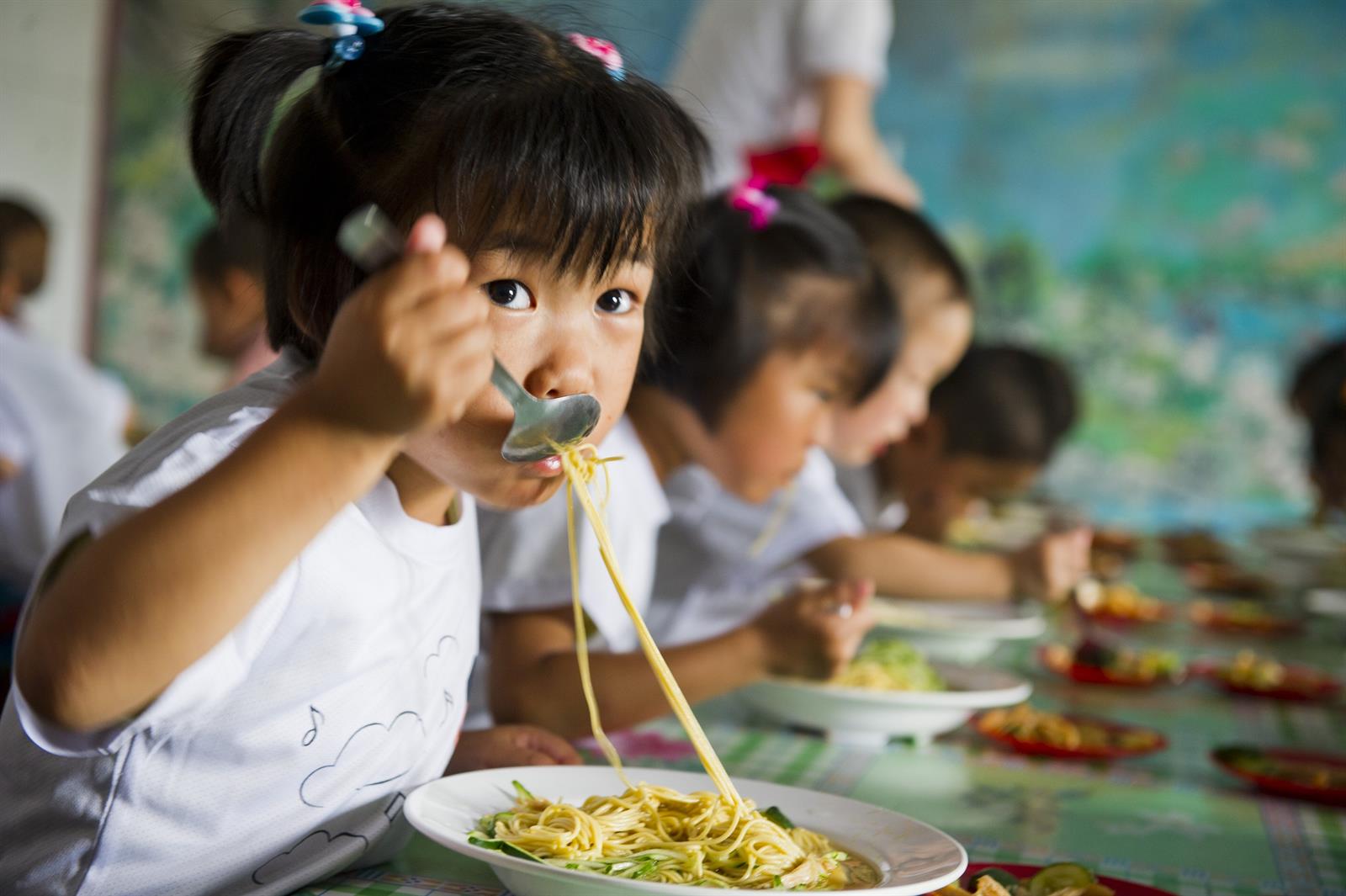 Niña comiendo en Corea del Note