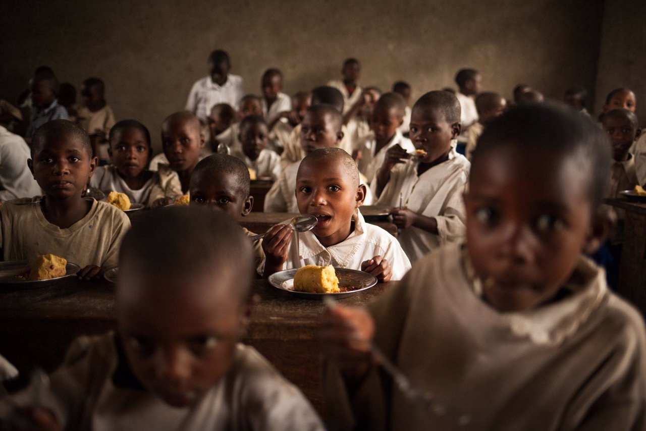 Niños recibiendo comidas escolares del PMA en Kivu Norte (RDC)