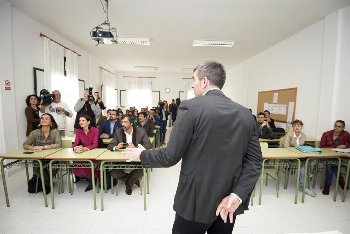 El presidente del Gobierno canario, Fernando Clavijo, con estudiantes de turismo