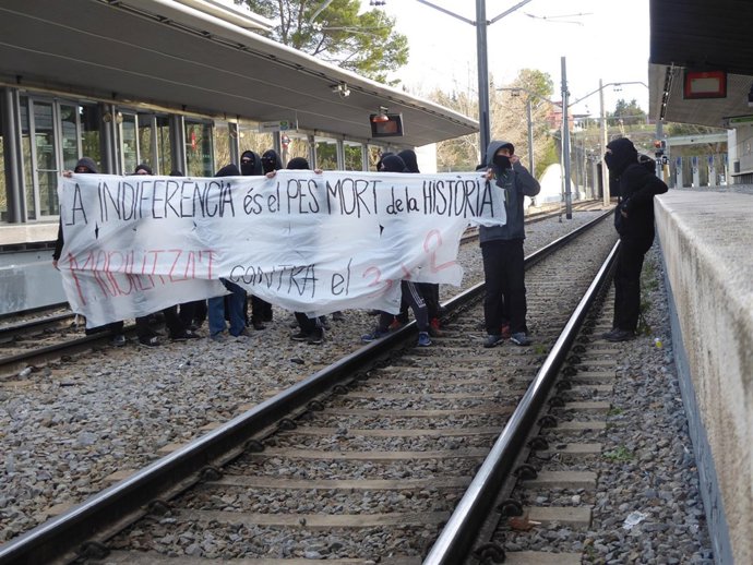 Estudiantes cortan los FGC en la UAB