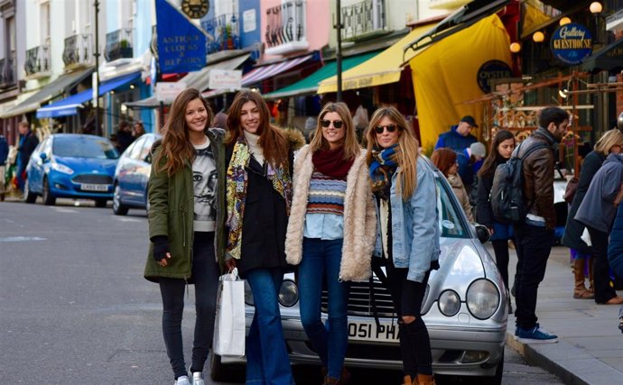 Malena Costa con sus amigas en Londres