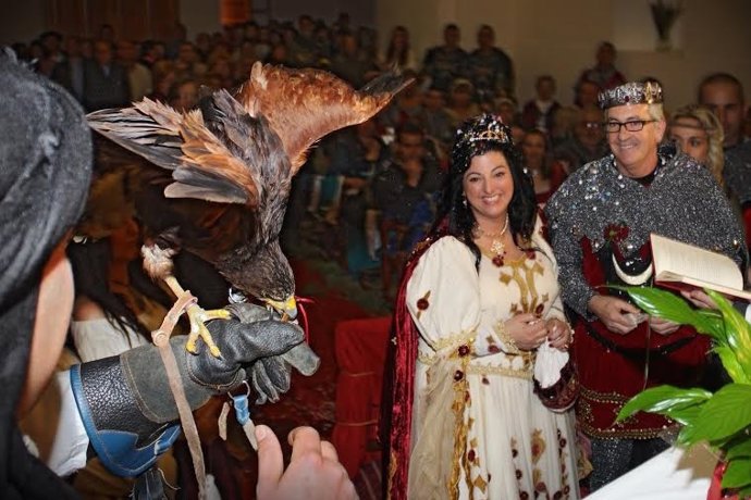Una pareja se casa vestido de época en Villena en las fiestas del Medievo