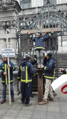 Acción de protesta de los bomberos ante la Junta General. 