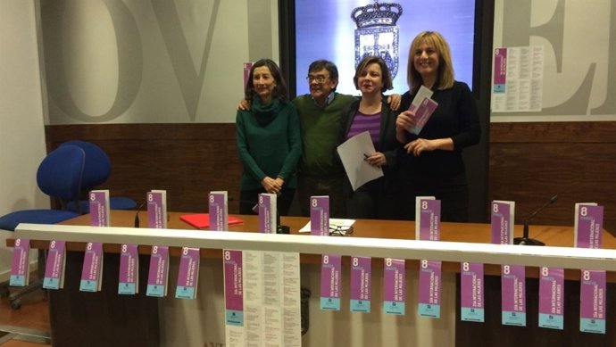 Los ediles, durante la presentación del Día Internacional de La Mujer. 