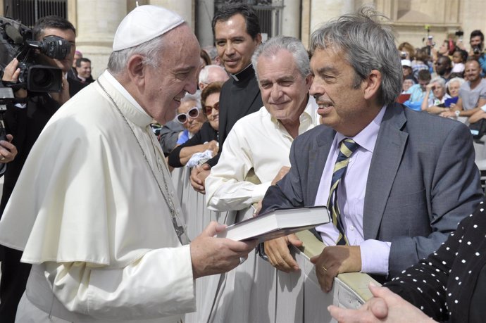 Jimmy Burns entrega al Papa su libro 'Franciscus. El Papa de la promesa'