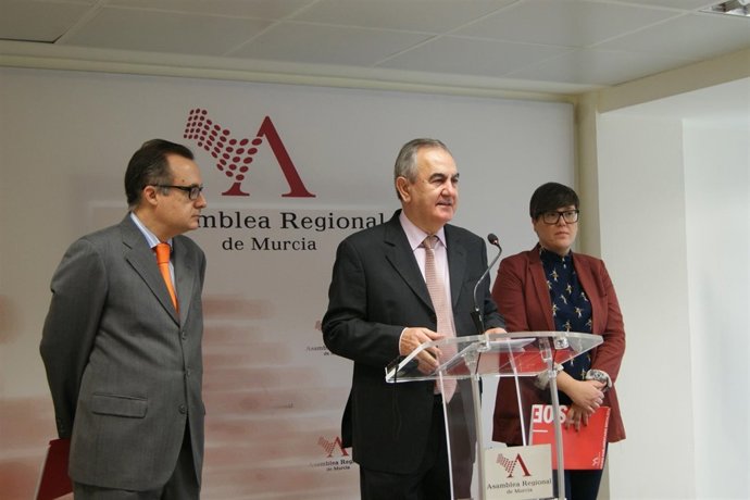 Tovar en el centro de la imagen en rueda de prensa en la Asamblea