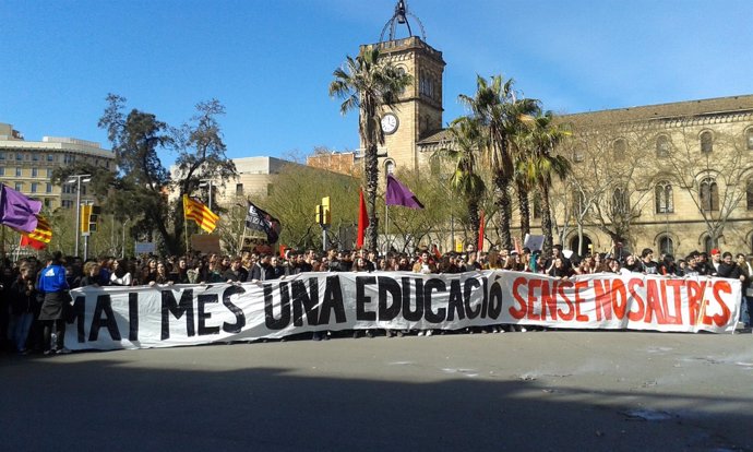 Centenares de estudiantes se manifiestan en Barcelona contra el decreto 3+2