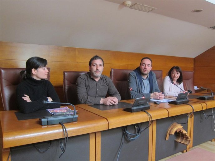 José Ramón Blanco, líder de Podemos, con integrantes del círculo de Santander
