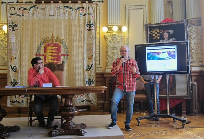 Bustos en la presentación de la web para jóvenes