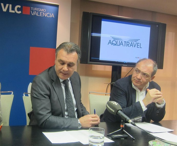 El presidente de las agencias de viajes y Bernabé en la rueda de prensa 