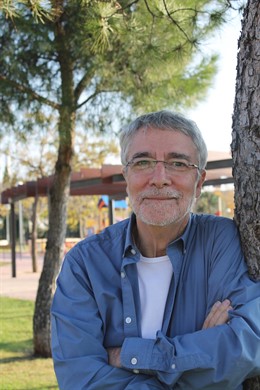 El periodista Diego Armario publica 'El honor de los muertos' 