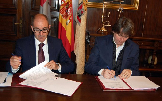 Pedro Pisonero y Carlos Martínes firman el convenio