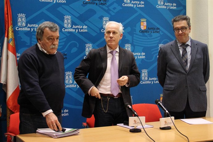 Luis Domingo González (centro), en rueda de prensa