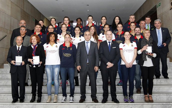 Alejandro Blanco con las guerreras en el COE