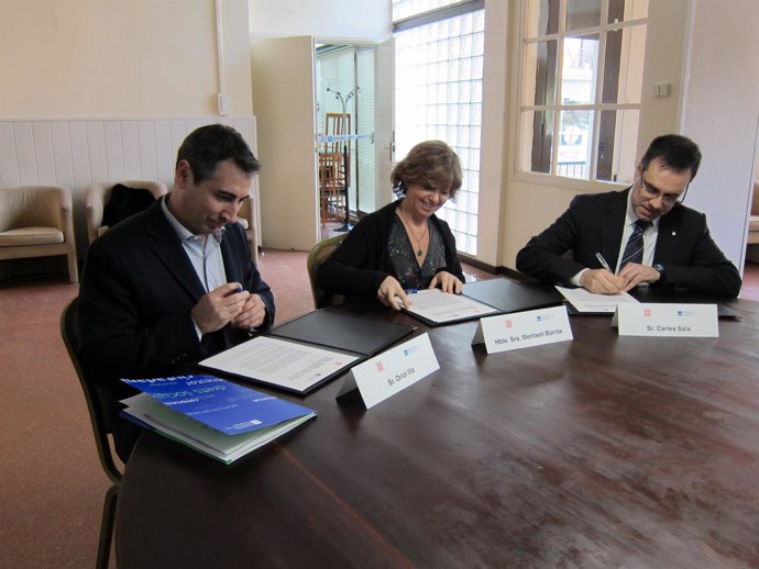 Meritxell Borràs, Carles Sala y Oriol Illa durante la firma en la Casa Bloc