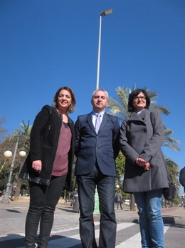 Izquierdo hace entrega de la obra a Ambrosio (izda.) y Pernichi