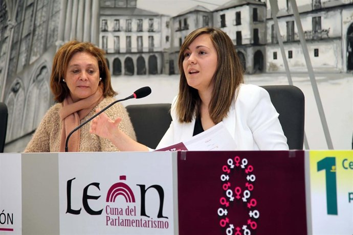Aurora Baza (izq) y la concejala de Igualdad, Marta Mejías, en la presentación