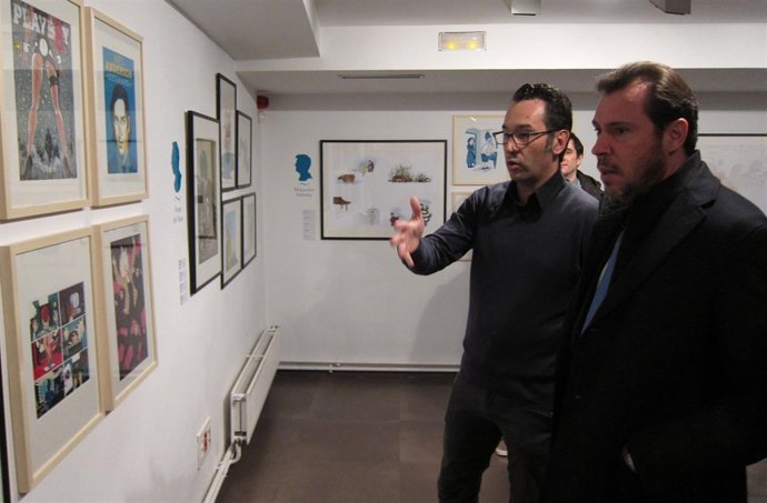 El alcalde de Valladolid observa obras de una exposición de ilustradores