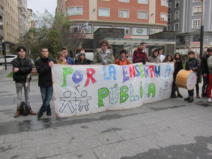 Concentración del Frente de Estudiantes en el Ayuntamiento de Santander 