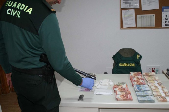 Dinero y armas intervenidas en el atraco