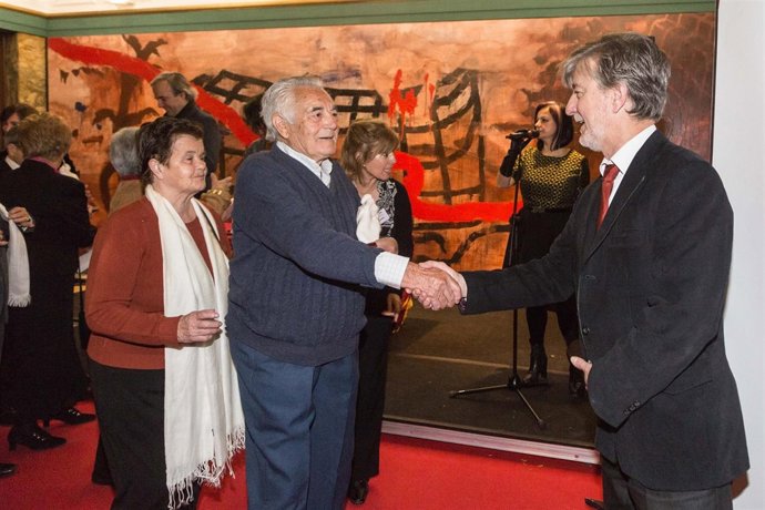 El alcalde Santisteve saluda a un matrimonio en sus bodas de oro