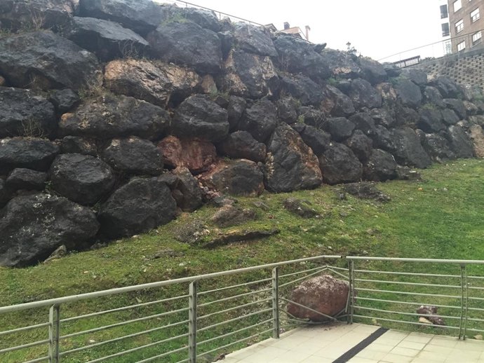 Desperfectos en la calle Monte Cerrao de Oviedo