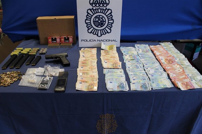 Dinero y objetos requisados en la operación