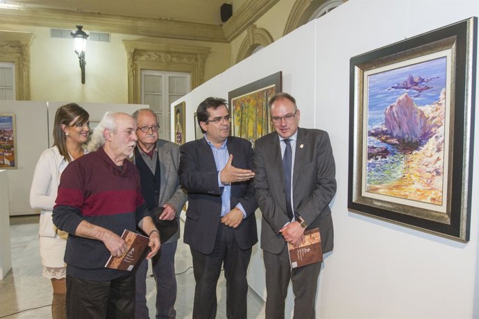 El diputado de Cultura con artistas del Grupo Gabar visitando la muestra.