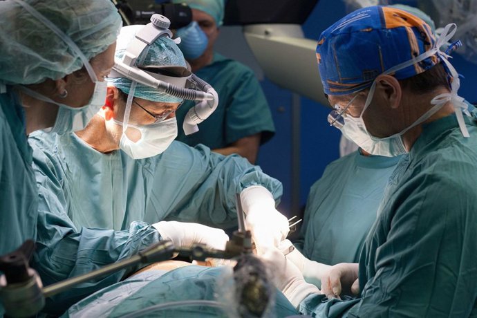 Los doctores Peter Baptista y Juan Alcalde.