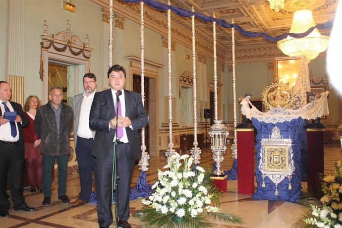 Presentan los nuevos varales y corona de la hermandad de Pasión. 