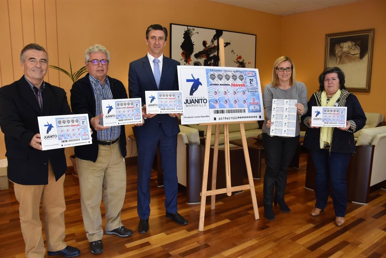 La alcaldesa de Fuengirola, Ana Mula, presenta un décimo de Lotería