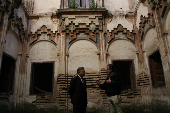 El subdelegado y el arquitecto en la visita a Santa Cruz