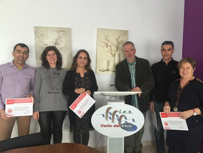 Los responsables de Educación con los impulsores del proyecto