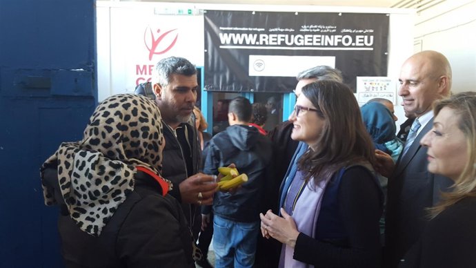 Oltra conversa con dos refugiados en Grecia