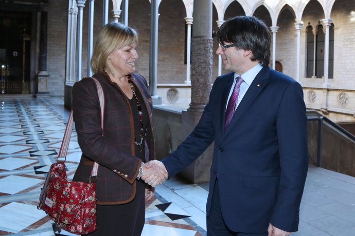 El presidente Puigdemont con la embajadora de Suecia en España, Cecilia Julin