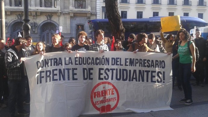 Unos 300 estudiantes se concentran contra la LOMCE frente a Educación