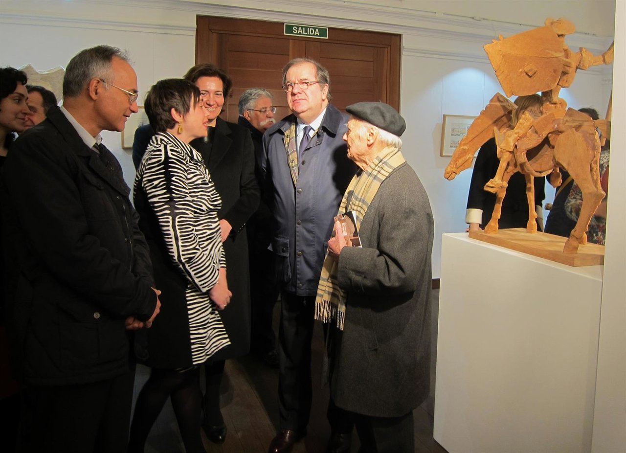 Herrera, con Venancio Blanco, en la inauguración de su muestra