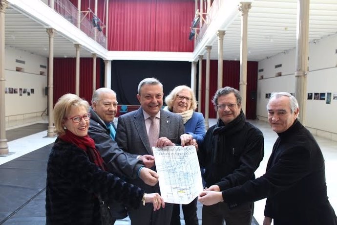Alcalde (centro) junto a miembros de la directiva del Centro Filarmónico